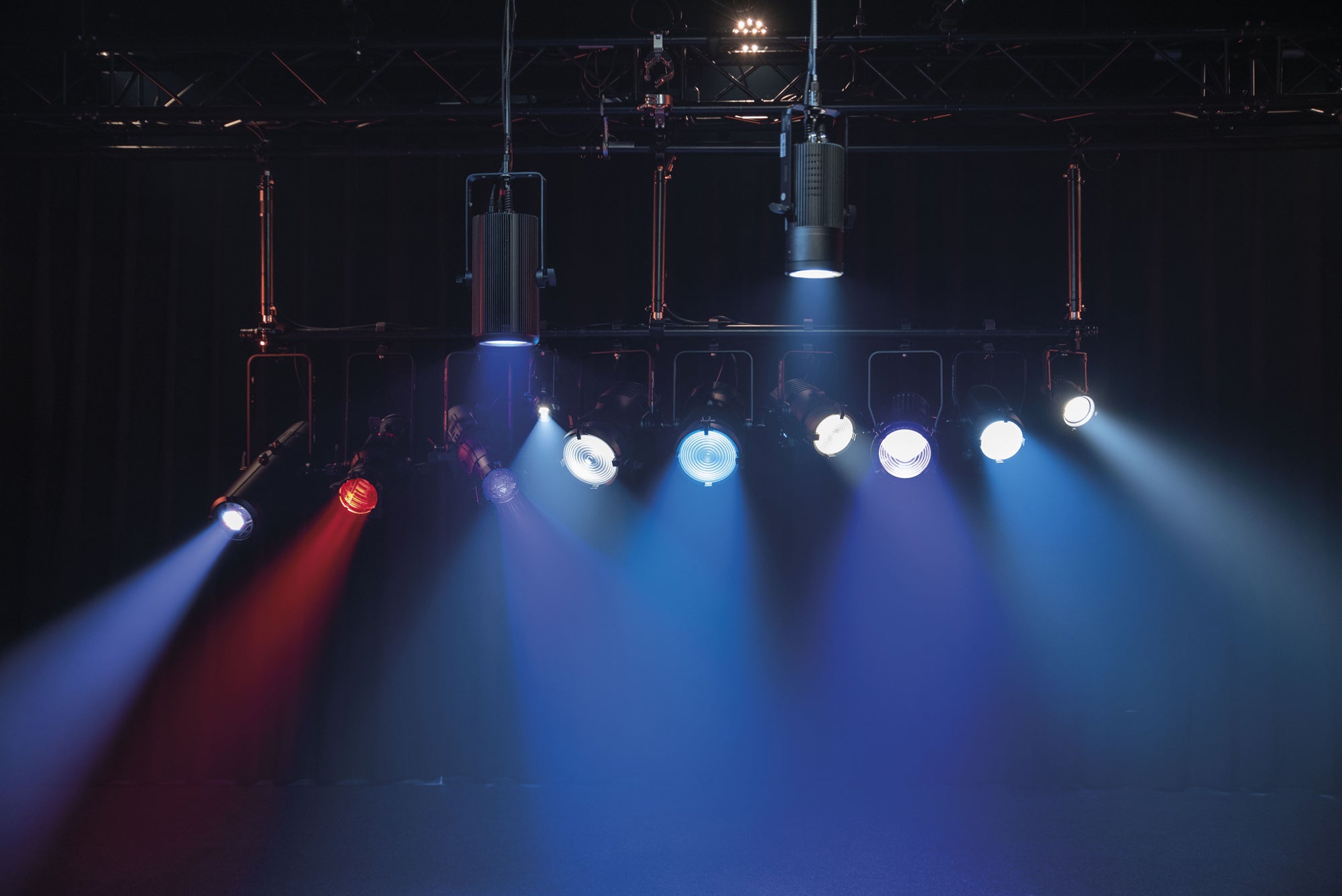 SHOWTEC Performer 2500 Fresnel
