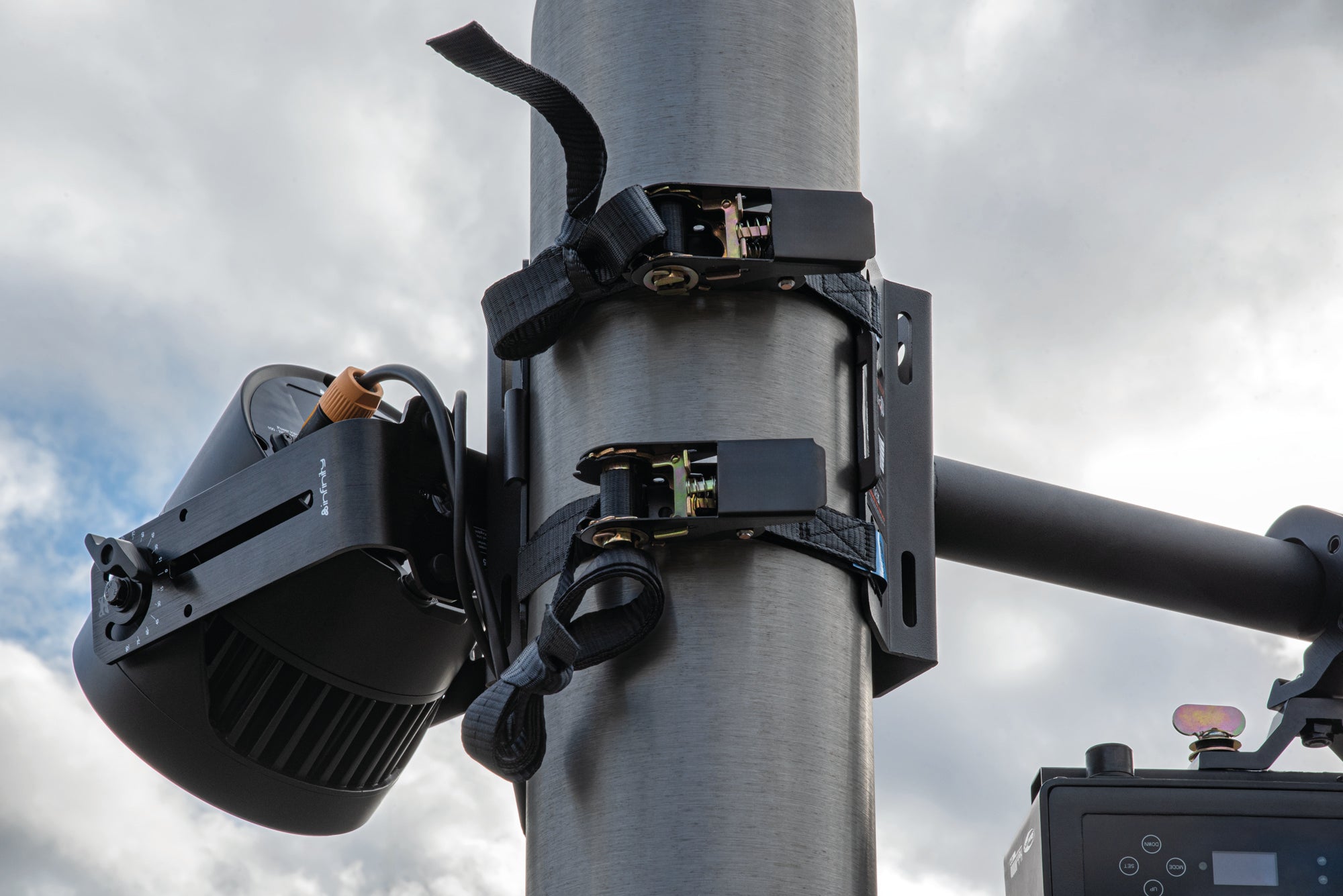 SHOWGEAR Mast & Pole Mounting Bracket